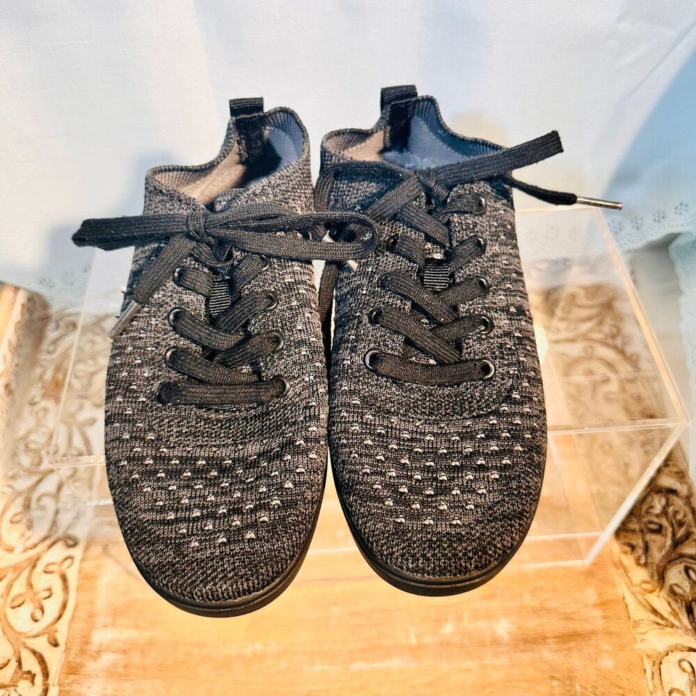 SUAVS Sneakers NWOT Size 5